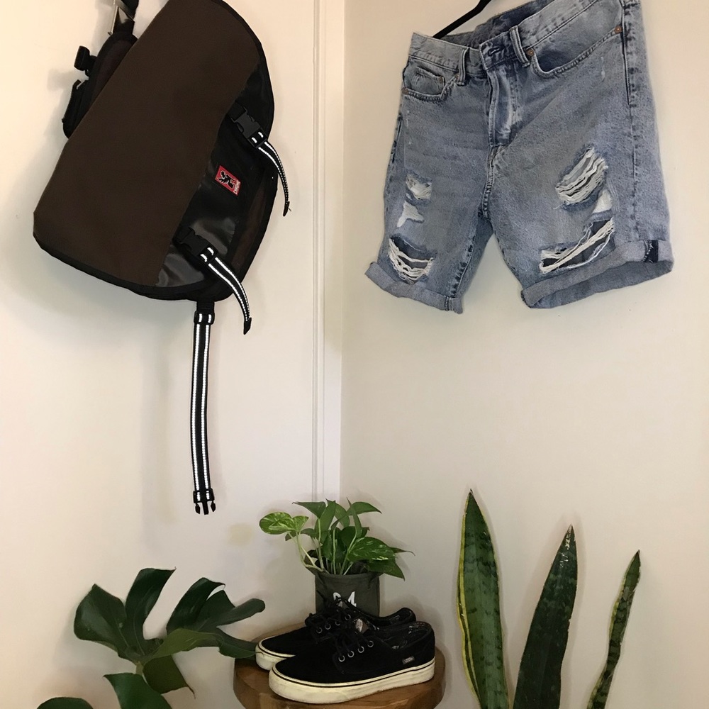 Chrome 20” dark brown messenger bag